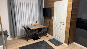 a small dining room with a table and chairs at Modern Compact Studio near Frankfurt in Karben