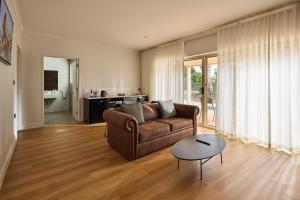a living room with a couch and a table at Mercure Barossa Valley in Tanunda