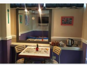 a dining room with a table and a mirror at Habitación con baño privado in La Plata
