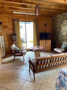 a living room with a couch and a table at Cómoda Casa Con Vista al Mar in El Cerrillo