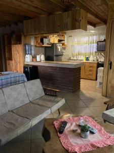 a living room with a couch and a kitchen at Cómoda Casa Con Vista al Mar in El Cerrillo