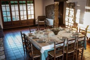 einen Tisch in einem Zimmer mit einem Tisch für eine Mahlzeit in der Unterkunft Casa Parramon in Peramea
