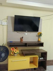 a flat screen tv on a wall in a living room at Casa de 1 quarto in Torres