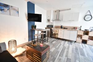 an open living room with a kitchen and a living room at République Le Nid Douillet in Saint-Dizier +4 photos