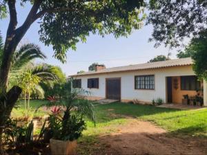 a house in the middle of a yard at Sítio do Berger 1 in São Gabriel