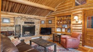 a living room with a couch and a fireplace at Rendezvous Lodge in Red Lodge