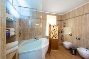 Koupelna v ubytování Zagrava Hotel + 37 fotografií