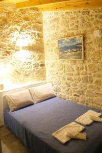 Postel nebo postele na pokoji v ubytování Matala Caves
