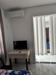 a room with a table and a window with a desk at Casa Nossa Senhora de Nazaré 2 in Belém