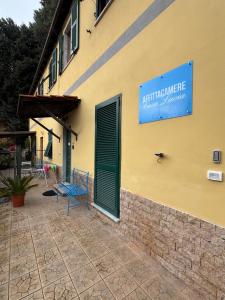 a blue sign on the side of a yellow building at Affittacamere Casa Lucia in La Spezia