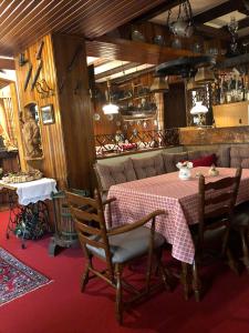a dining room with a table and chairs in a room at Alte Weinstuben Steinfelder Hof - B&B in Ellenz-Poltersdorf +45 photos