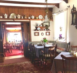 a dining room with tables and chairs and a window at Alte Weinstuben Steinfelder Hof - B&B in Ellenz-Poltersdorf