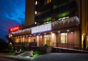 un hotel con luces en la fachada por la noche en Zagrava Hotel, en Dnipro