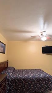 a bedroom with a bed and a ceiling fan at Hotel Segovia in Tijuana +6 photos