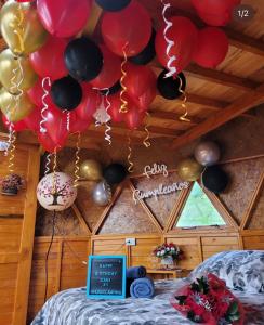 a room with balloons and a sign on a bed at Eclipse de luna Guatavita in Guatavita