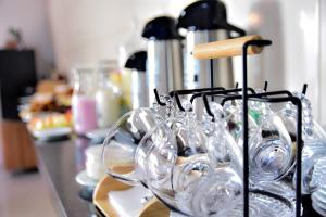 a row of wine glasses sitting on a counter at casa completa Paraiso valle verde in Estivado