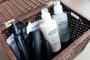 three bottles of hair products in a basket at 松本市の一棟貸しのプライベート邸宅 in Matsumoto
