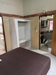 a bedroom with a bed and a kitchen at Complejos Residenciales Las Lomitas in San Lorenzo de la Frontera