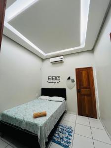 a bedroom with a bed and a skylight at Hotel Big Burg in Breves