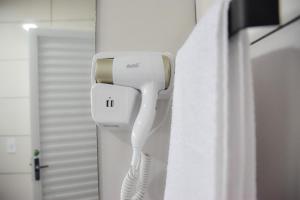 a white hairdryer hanging on a wall at casa completa Paraiso valle verde in Estivado