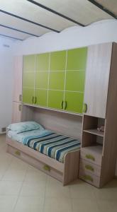 マテーラにあるCasa Vacanze Da Giusyの緑の壁のベッドルーム1室