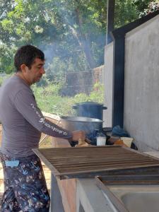 a man cooking food on top of a table at Sansalo Lounge Capira in Lídice