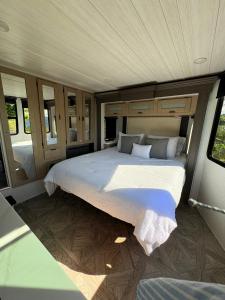 a large bed in the middle of a room at Villa Sura in Colón
