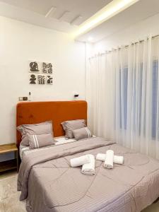 ein Schlafzimmer mit einem Bett, auf dem zwei Handtücher liegen in der Unterkunft Meublés tout confort à Makepe - Immeuble KOLA - Groupe Électrogène in Douala + 138 Fotos