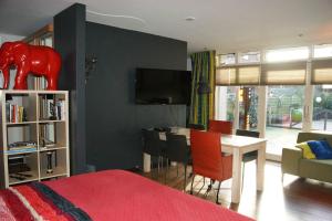 - une chambre avec un lit et un bureau dans l'établissement Bed&Breakfast Maasland, à Maasland