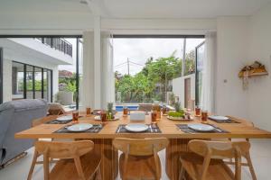 a dining room with a wooden table and chairs at Zen Villa - Central Canggu in Canggu