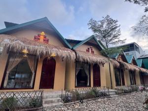 a house with a thatch roof at The Hue Verandah in Thôn Trường Giang