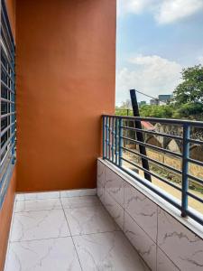 ein Balkon mit Blick auf eine Brücke in der Unterkunft Meublés tout confort à Makepe - Immeuble KOLA - Groupe Électrogène in Douala
