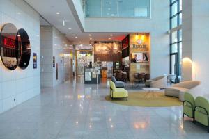 a lobby with couches and chairs in a building at 서프리조트 양양 빅웨이브 in Yangyang +105 photos