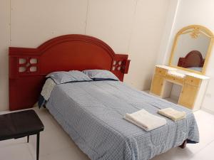 a bedroom with a bed with two towels on it at Departamento ANSOPH in Ilo