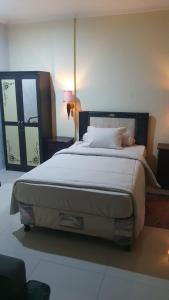 a bedroom with a large bed in a room at Deva'sya Room Rent Nusa Dua in Nusa Dua