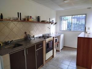 eine Küche mit Spüle und Herd Oberer Backofen in der Unterkunft Tres sueños in Pueblo Esther