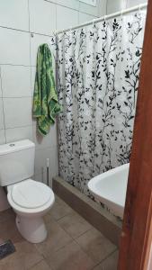 ein Badezimmer mit Toilette und Duschvorhang in der Unterkunft Tres sueños in Pueblo Esther