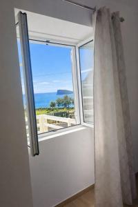 a window with a view of the ocean at Alojamento dos cagarros in São Sebastião