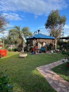 a yard with a house with a patio at Picaflor in Barra del Chuy