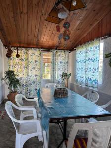 a dining room with a blue table and white chairs at Picaflor in Barra del Chuy