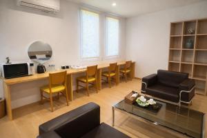 a living room with a table and chairs at 舒爽旅馆 in Fuefuki