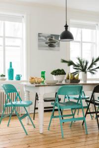 uma cozinha com uma mesa branca com 4 cadeiras em Aska Apartment em Reykjavík