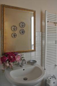 Koupelna v ubytování Palazzo Zecchino B&B + 37 fotografií