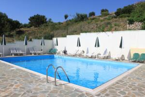 Πισίνα στο ή κοντά στο Maria's Garden Apartments