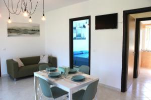 a living room with a white table and a couch at Apartment - Pizzo Beach Club in Fondaco Vecchio
