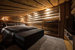 ein Schlafzimmer mit einem Bett in einem Blockhaus in der Unterkunft UnelmaPovi in Ruka
