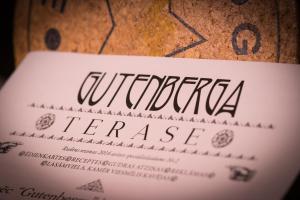 Un certificat, premiu, logo sau alt document afișat la Hotel Gutenbergs