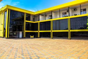 un grande edificio giallo con cortile in mattoni di Paradise Hotel a Saryaghash