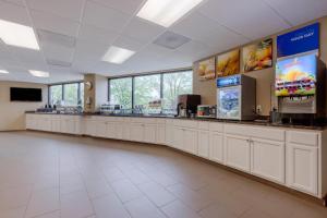 a waiting area of a fast food restaurant at Comfort Inn & Suites Alexandria West in Alexandria