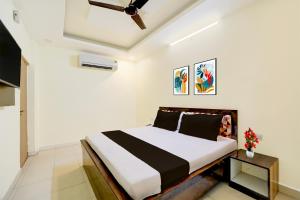 a bedroom with a bed and a ceiling fan at Collection O Ayodhya Ring Road Bhopal in Bhopal